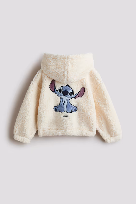 Плюшевое пальто с капюшоном и аппликациями