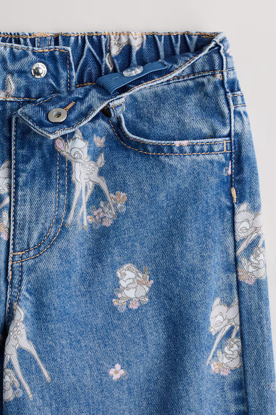 Джинсы с широкими штанинами в принт