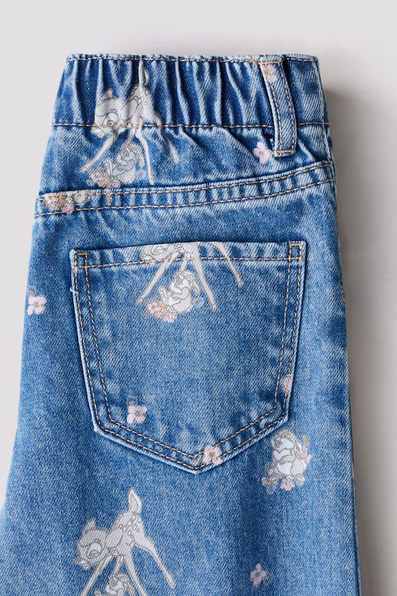 Джинсы с широкими штанинами в принт