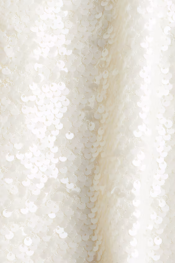 Платье с пайетками и бантом