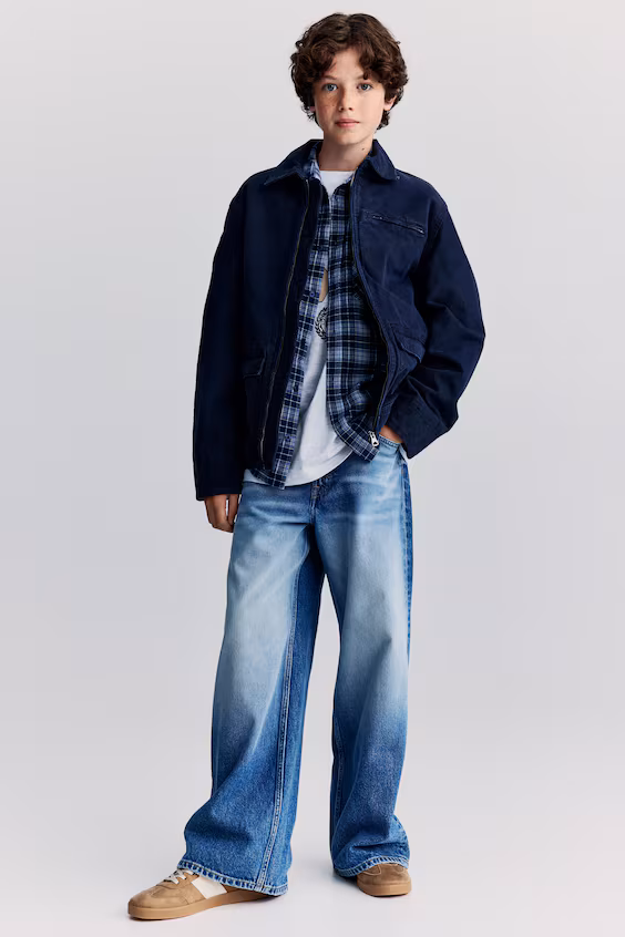 Джинсы свободного кроя с широкими брючинами