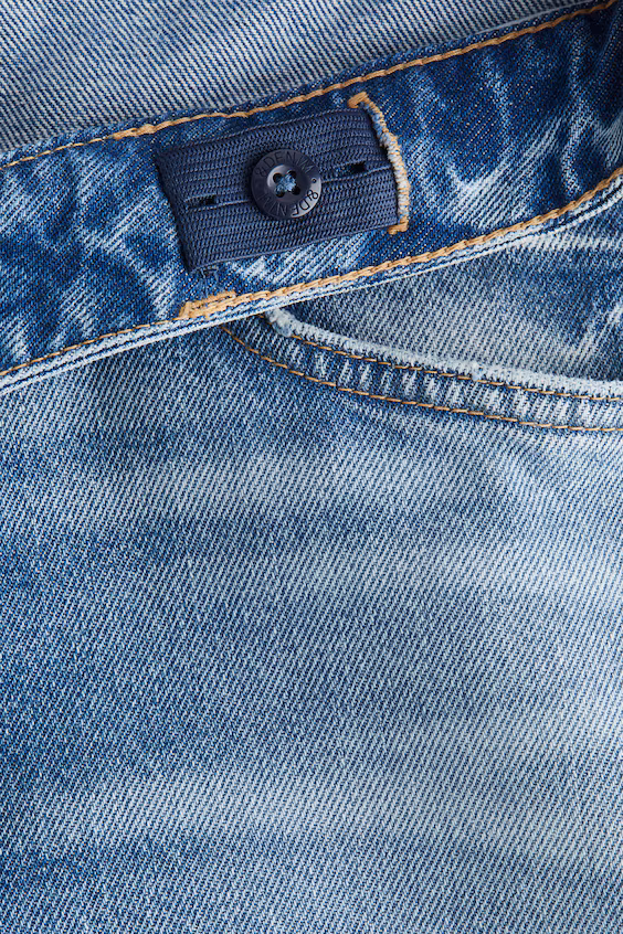 Джинсы свободного кроя с широкими брючинами