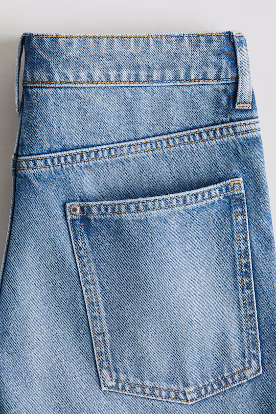 Джинсы свободного кроя с широкими брючинами