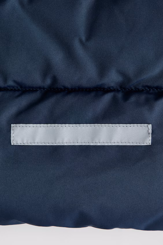 Стеганный жилет с капюшоном