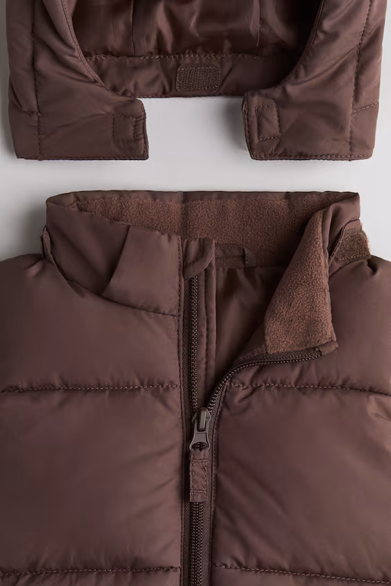 Стёганый жилет с капюшоном