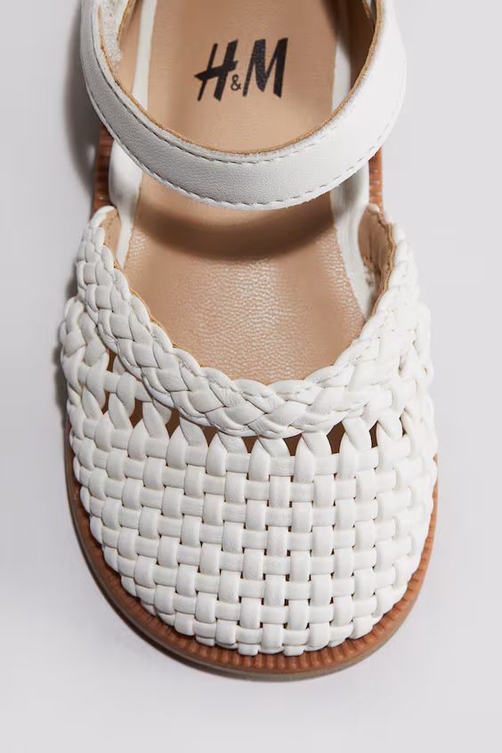 Белые сандалии