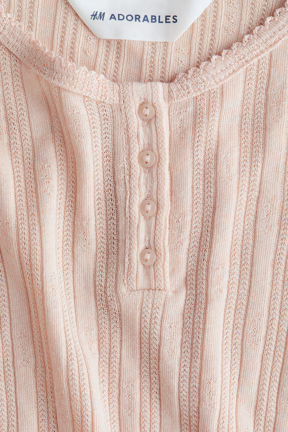 Свитер из тонкой вязаной ткани с узором