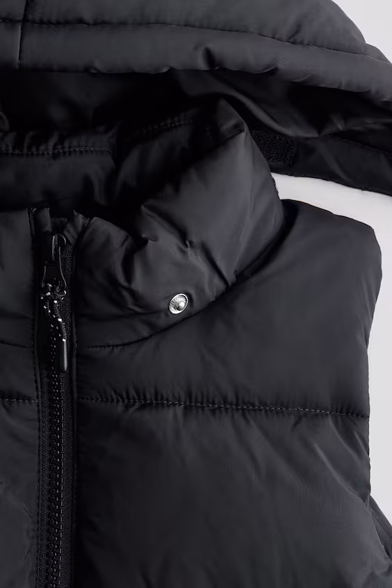 Стеганый жилет с капюшоном