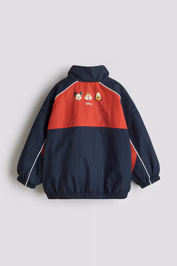 Ветровка с аппликациями