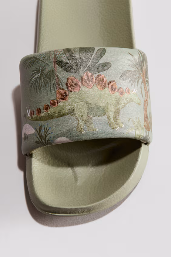 Шлепанцы с зеленым принтом