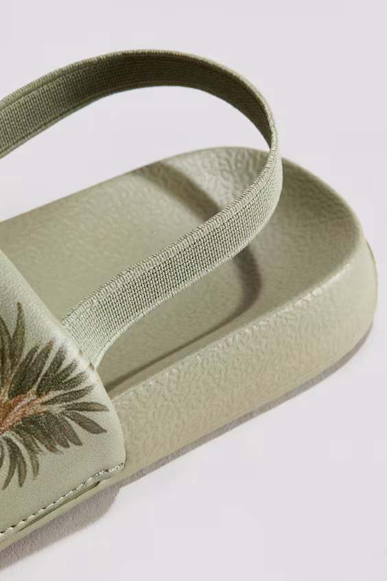 Шлепанцы с зеленым принтом