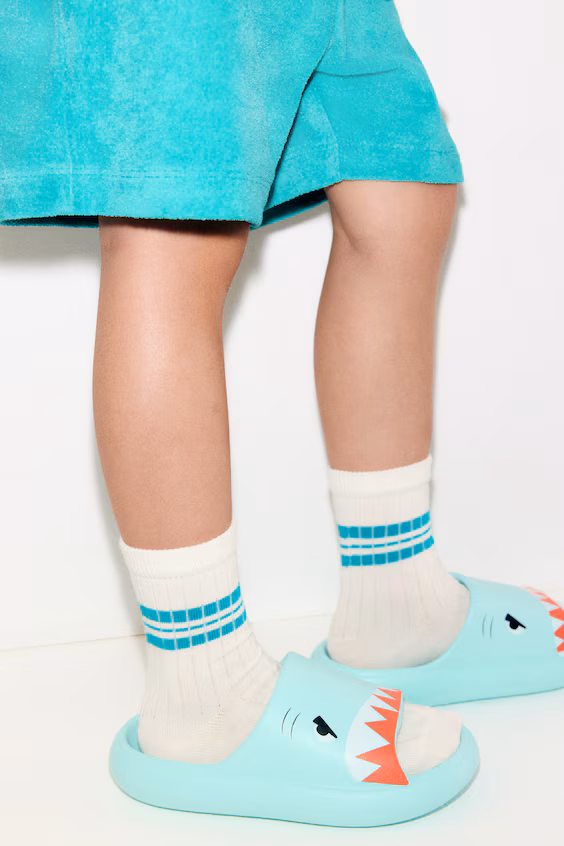 Прочные шлепанцы с ярким принтом