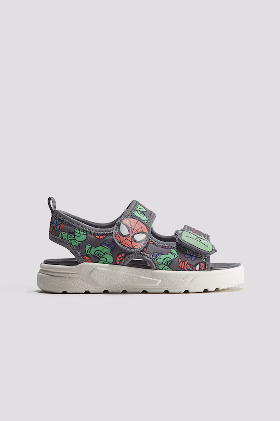 Сандалии с узорами