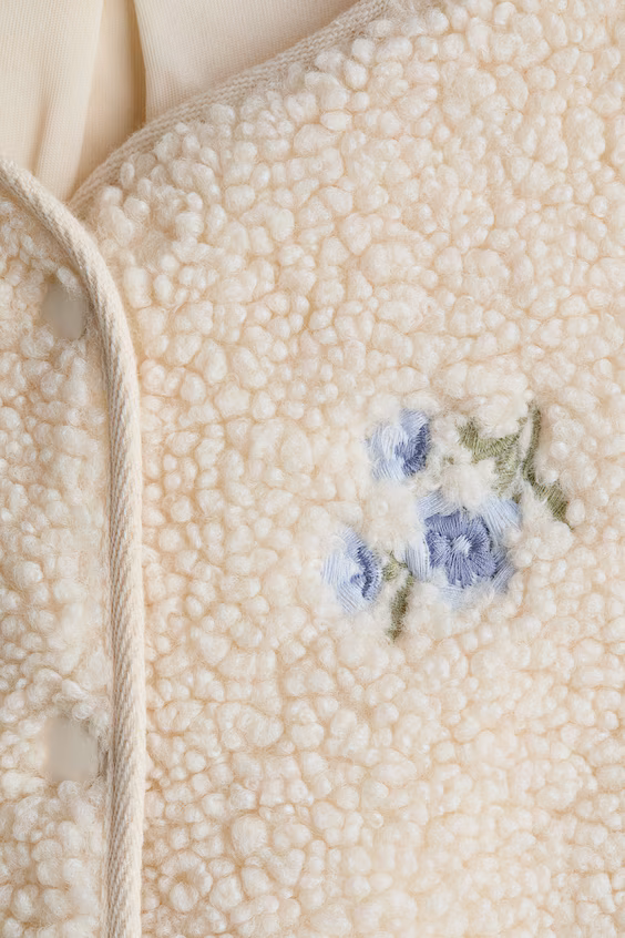 Плюшевое пальто с вышитыми мотивами