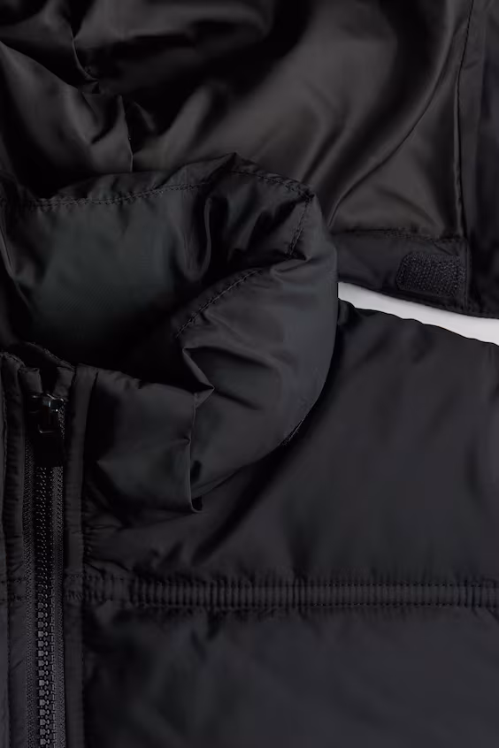 Стеганый пуховик с капюшоном