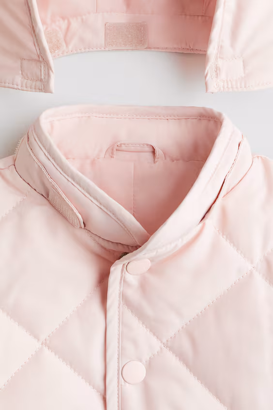 Розовое светлое стеганое пальто