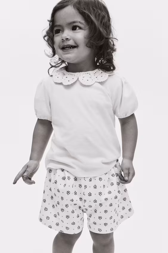 Шорты в бело-розовом цвете с цветочным принтом