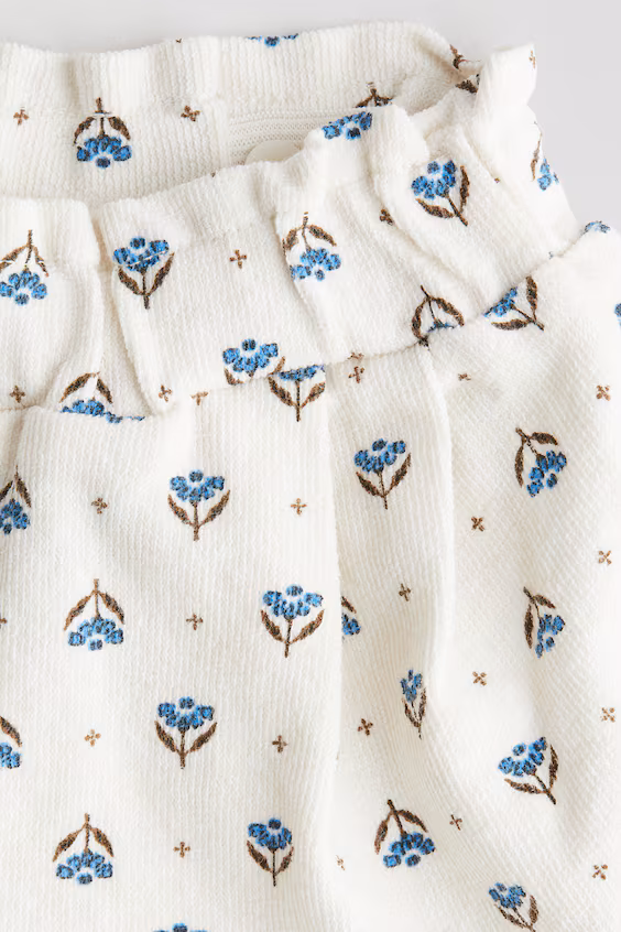 Шорты в бело-розовом цвете с цветочным принтом