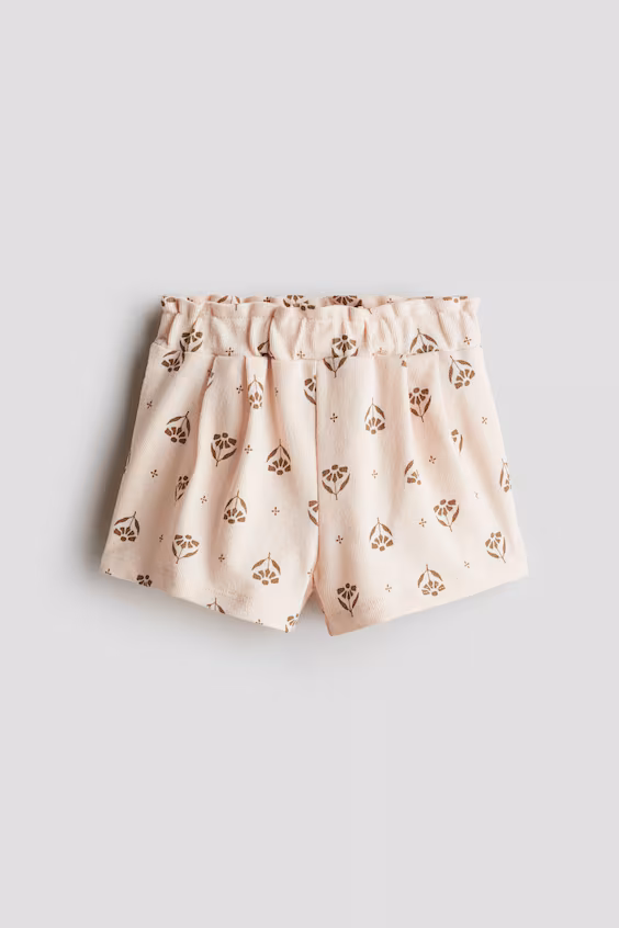 Шорты в бело-розовом цвете с цветочным принтом