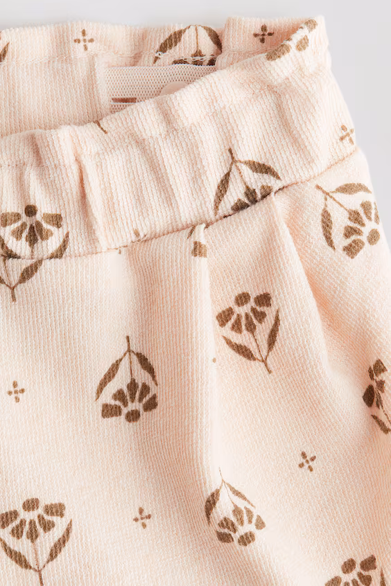 Шорты в бело-розовом цвете с цветочным принтом