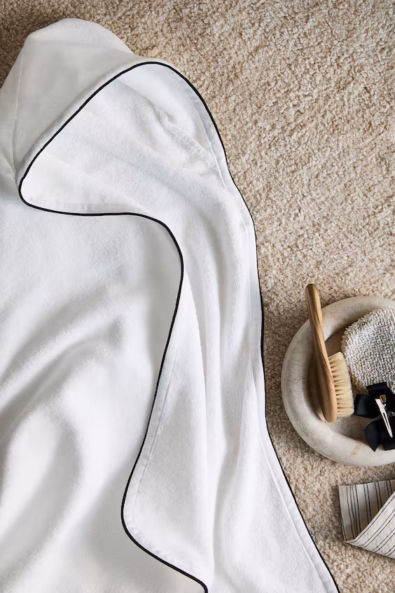 Полотенце с капюшоном и окантовкой