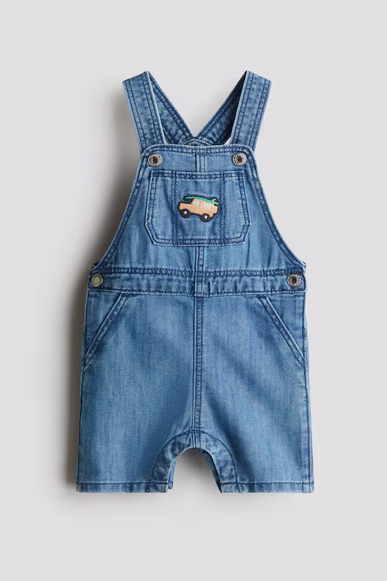 Джинсовые шорты-комбинезон с вышивкой