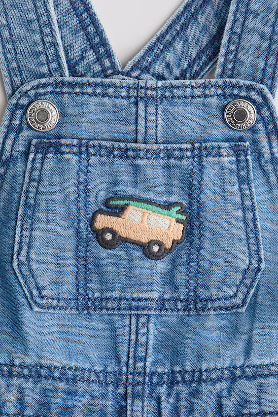 Джинсовые шорты-комбинезон с вышивкой