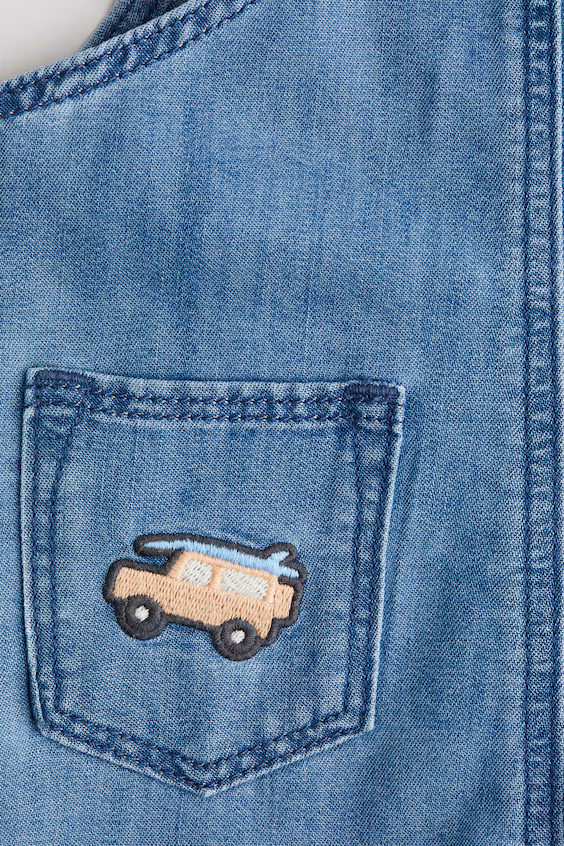 Джинсовые шорты-комбинезон с вышивкой