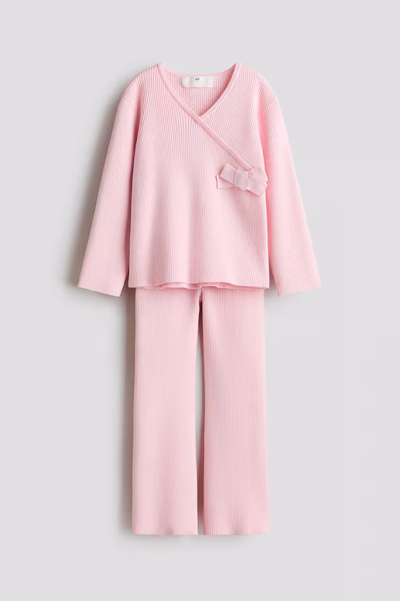 Костюм из свитшота и леггинсов