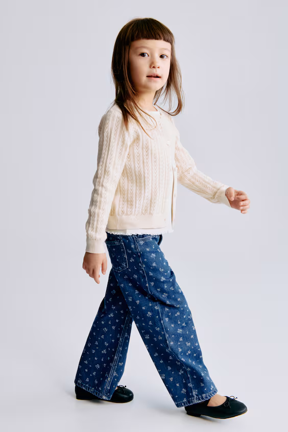 Джинсы с широкими штанинами и узорами