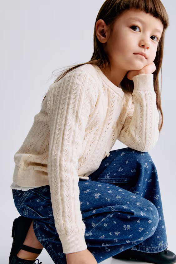 Джинсы с широкими штанинами и узорами