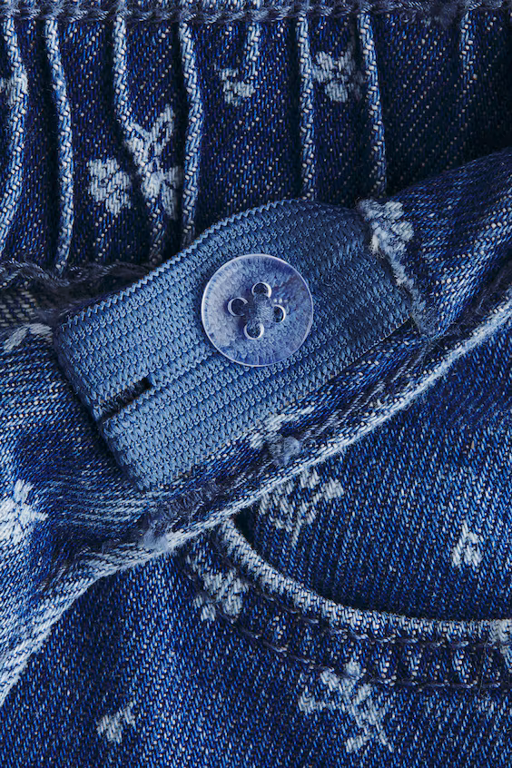 Джинсы с широкими штанинами и узорами