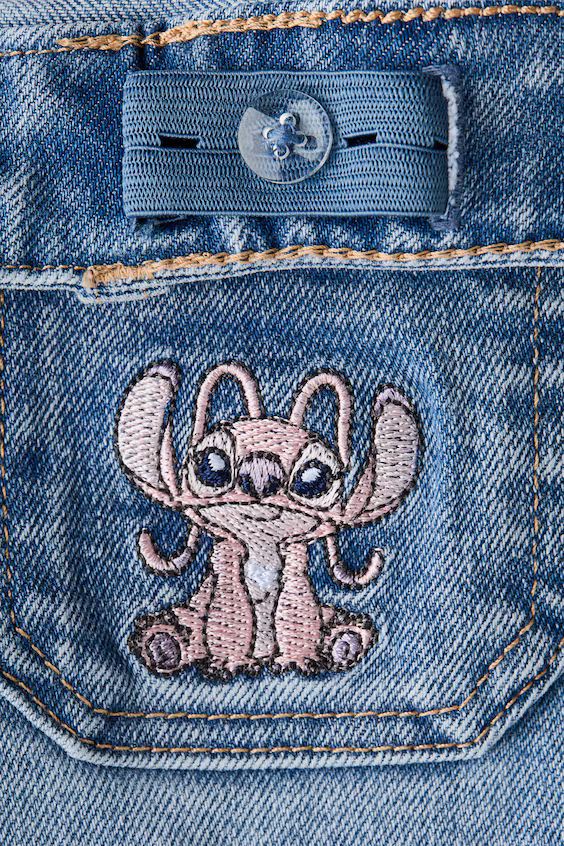 Джинсы с вышитыми мотивами и расклешёнными штанинами