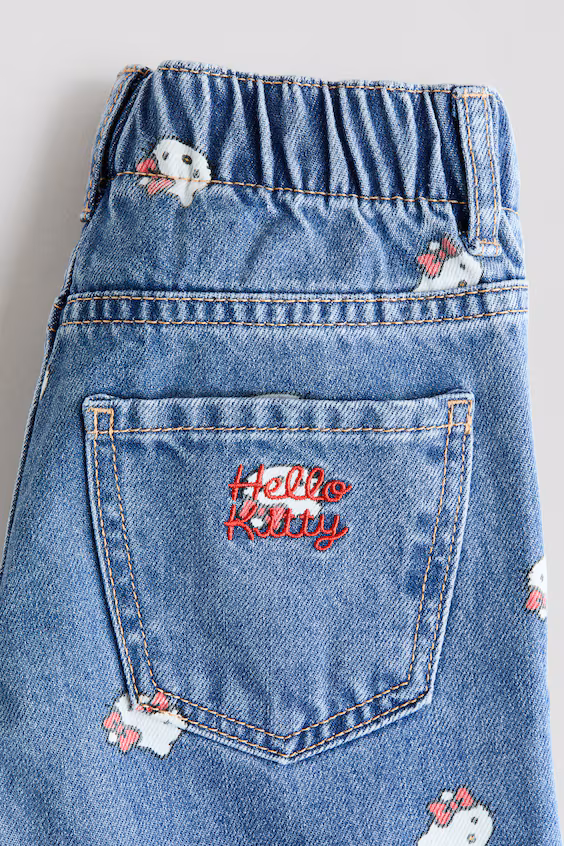 Джинсы с широкими брючинами в принт