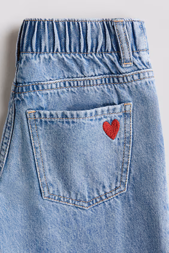 Джинсы с широкими штанинами и узором сердец
