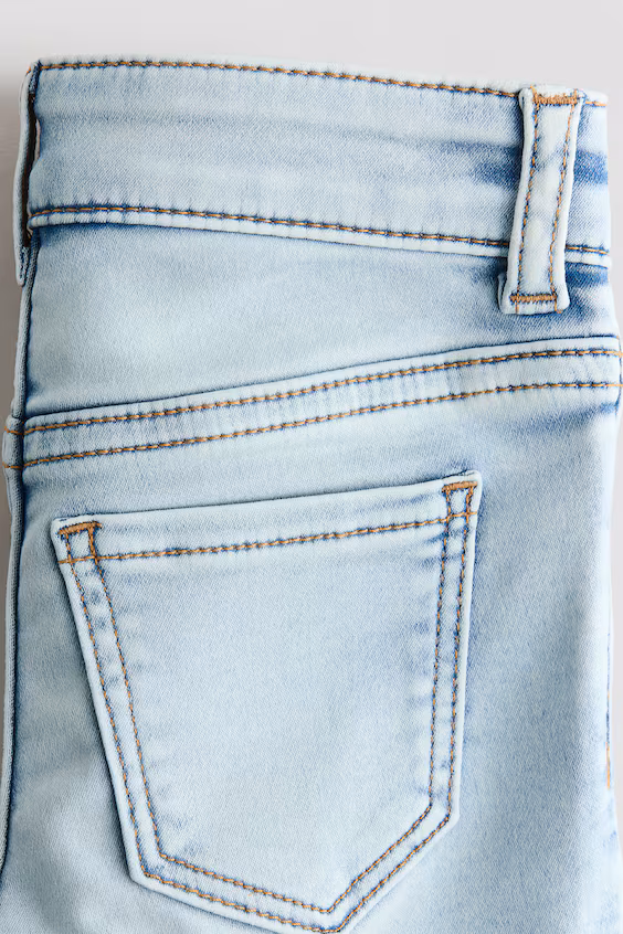 Джинсы с широкими узкими штанинами из очень мягкой ткани