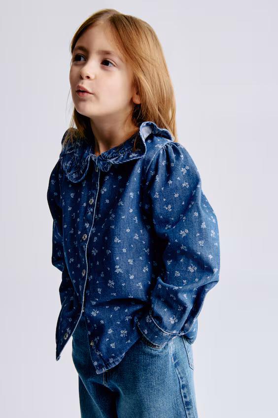 Блуза из джинсы с оборкой на воротнике