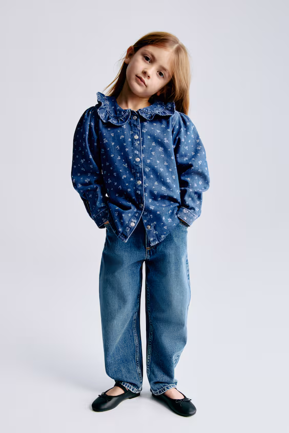 Блуза из джинсы с оборкой на воротнике