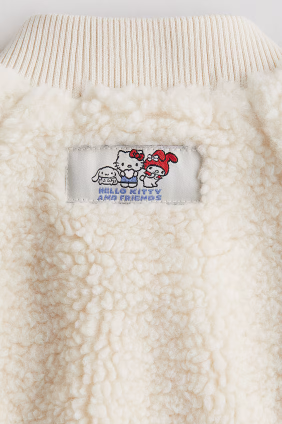 Плюшевый бомбер с аппликациями