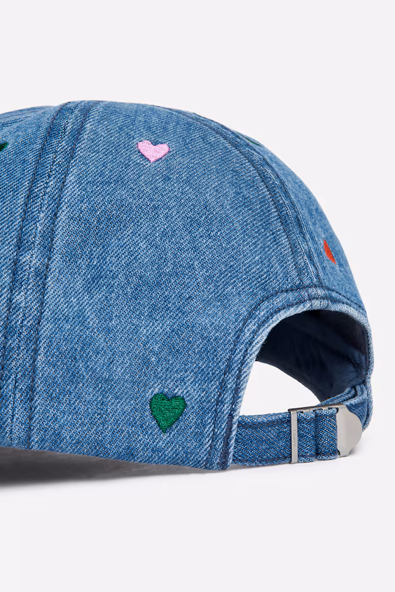 Джинсовая бейсболка с вышивкой