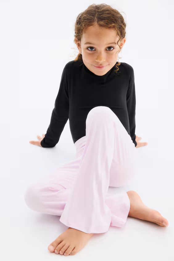 Леггинсы для занятий спортом с расклешенными штанинами и технологией softmove™