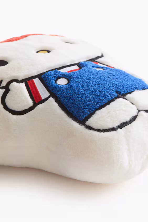 Декоративная подушка из мягкого ворсистого материала