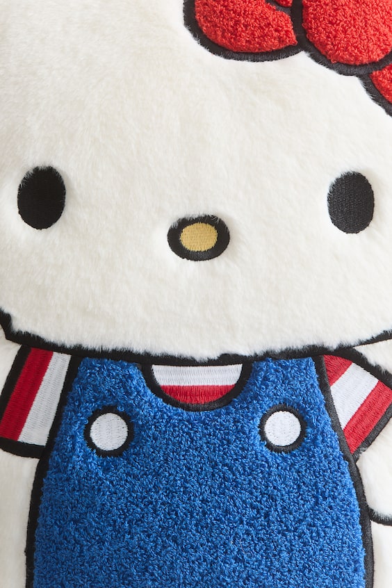 Декоративная подушка из мягкого ворсистого материала