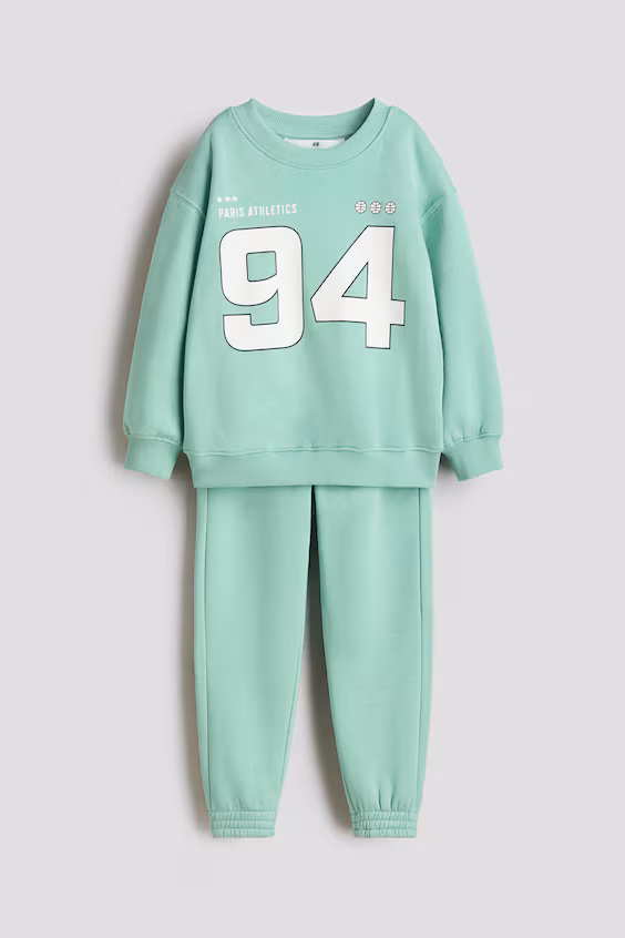 Костюм из свитшота и джоггеров