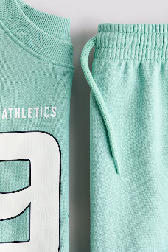 Костюм из свитшота и джоггеров