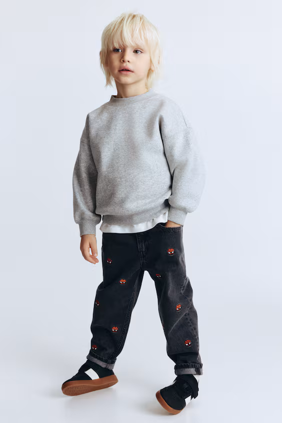 Джинсы regular fit с принтом