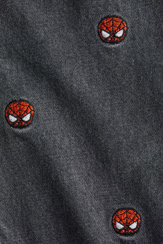 Джинсы regular fit с принтом