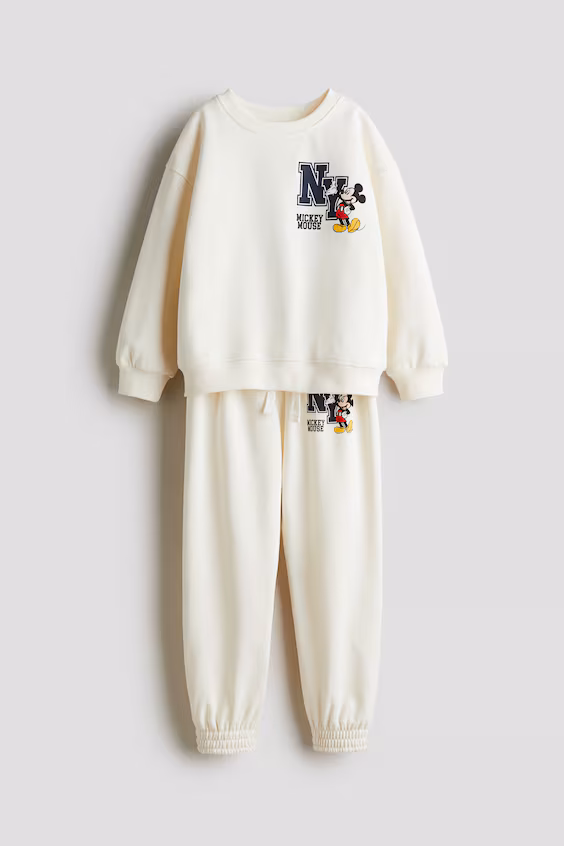 Костюм из свитшота и джоггеров