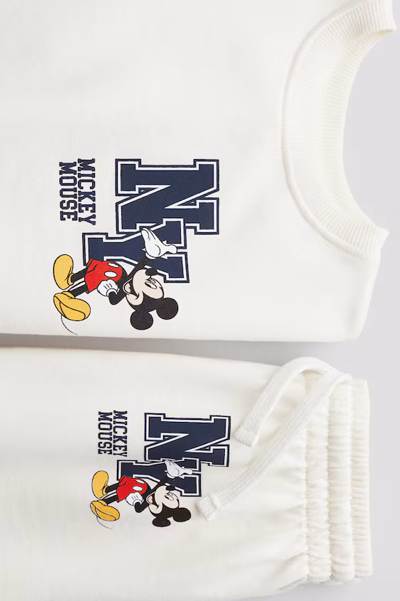 Костюм из свитшота и джоггеров