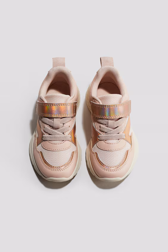 Кроссовки с легкими подошвами